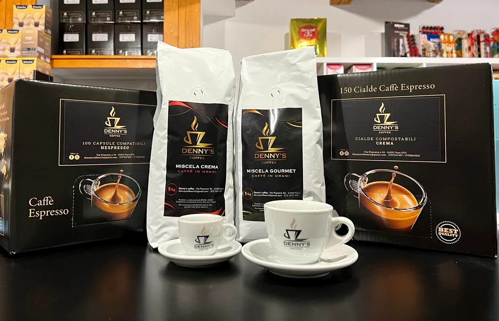 Confezioni di caffè e tazzina Denny's Coffee