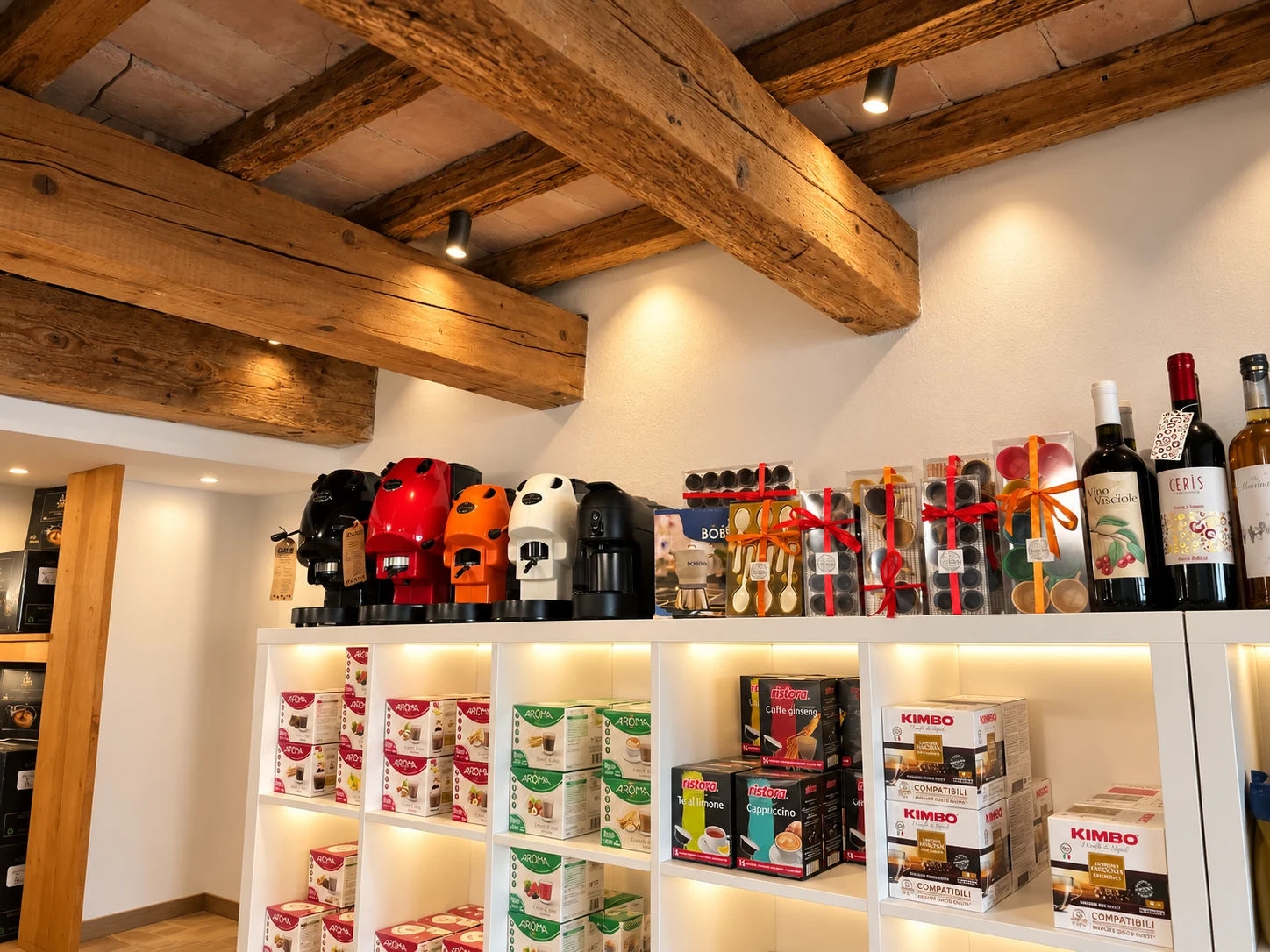 Macchine da caffè e scaffali sotto le travi di legno