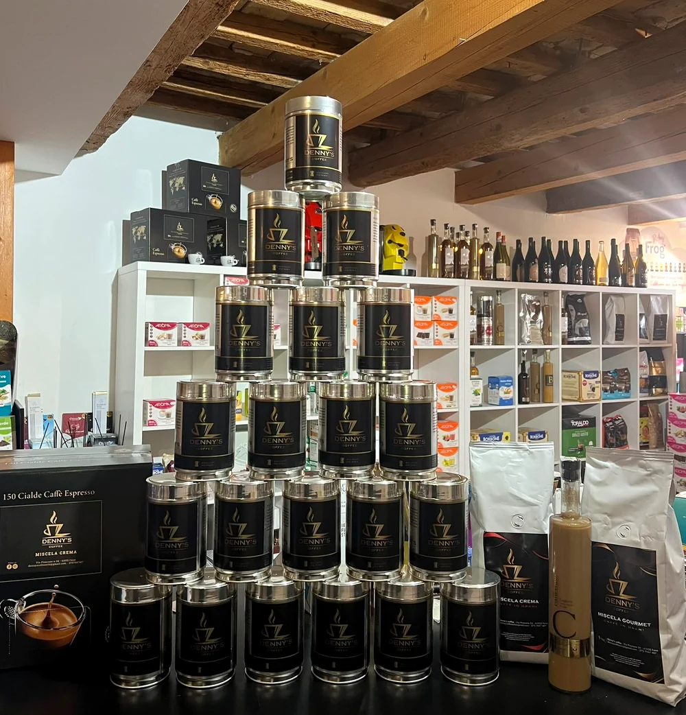 Selezione di prodotti nel negozio Denny's Coffee